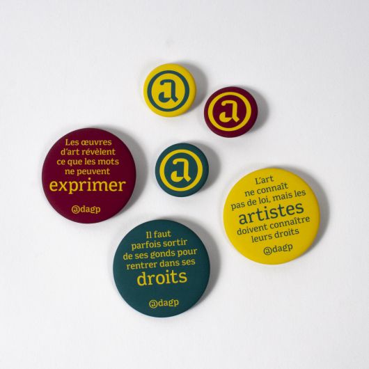 Les objets ont la parole - série de badges avec différentes phrases- made in france © polygonia