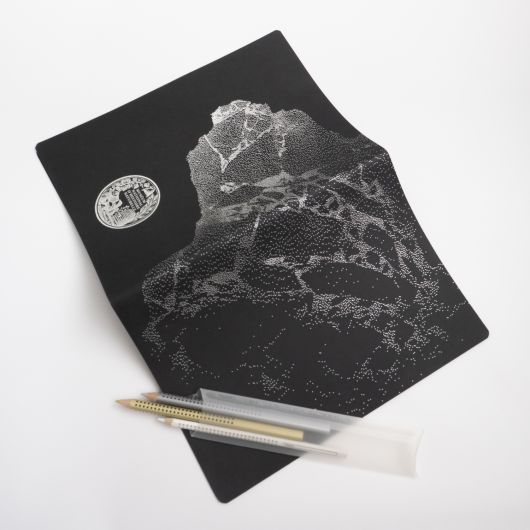 Météorites - carnet à dessin papier noir made in France et crayons blanc or argent © polygonia