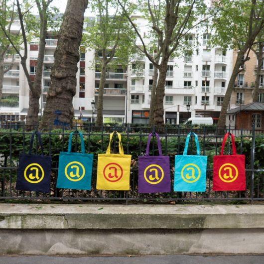 Les objets ont la parole - série de tote-bags multicolors - 8 couleurs à la teinte sur mesure © polygonia